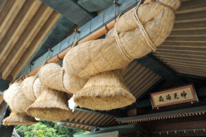 結婚式場『神楽殿』、日本一のしめ縄が有名です。